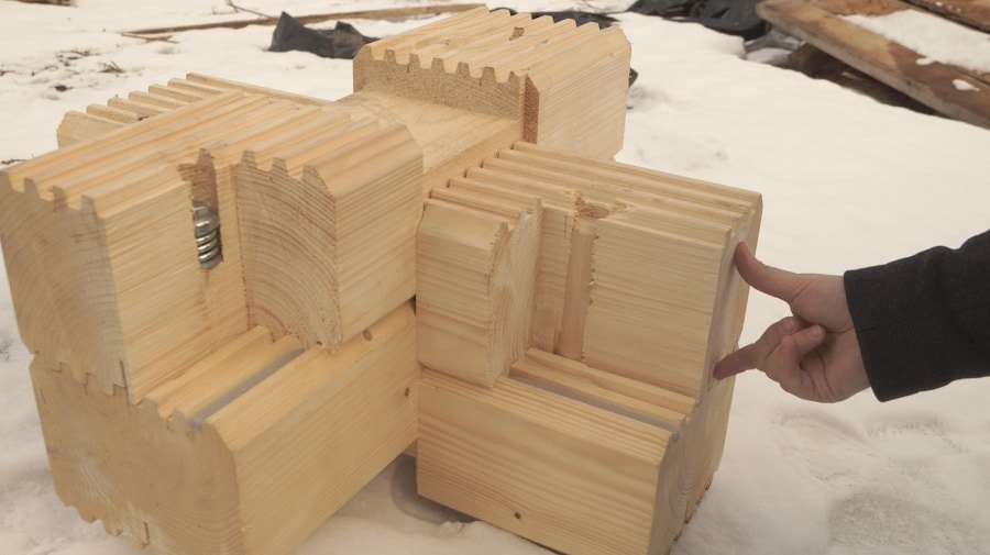 Montage vom Blockbohlenhaus mittels Holzschrauben mit Feder "Sila"