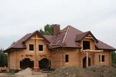 Schlüsselfertiges Haus aus einem Protokoll natürlicher Feuchtigkeit mit einem Loft, einem polnischen Projekt
