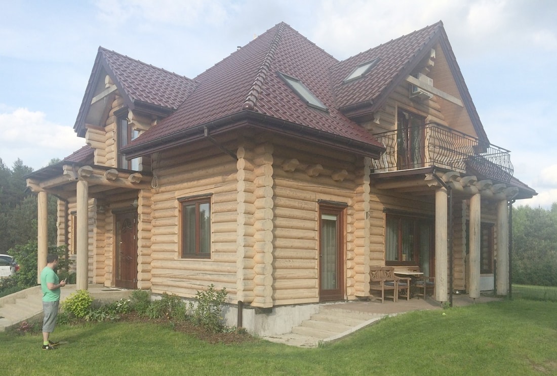 Schlüsselfertiges Haus aus einem Protokoll natürlicher Feuchtigkeit mit einem Loft, einem polnischen Projekt