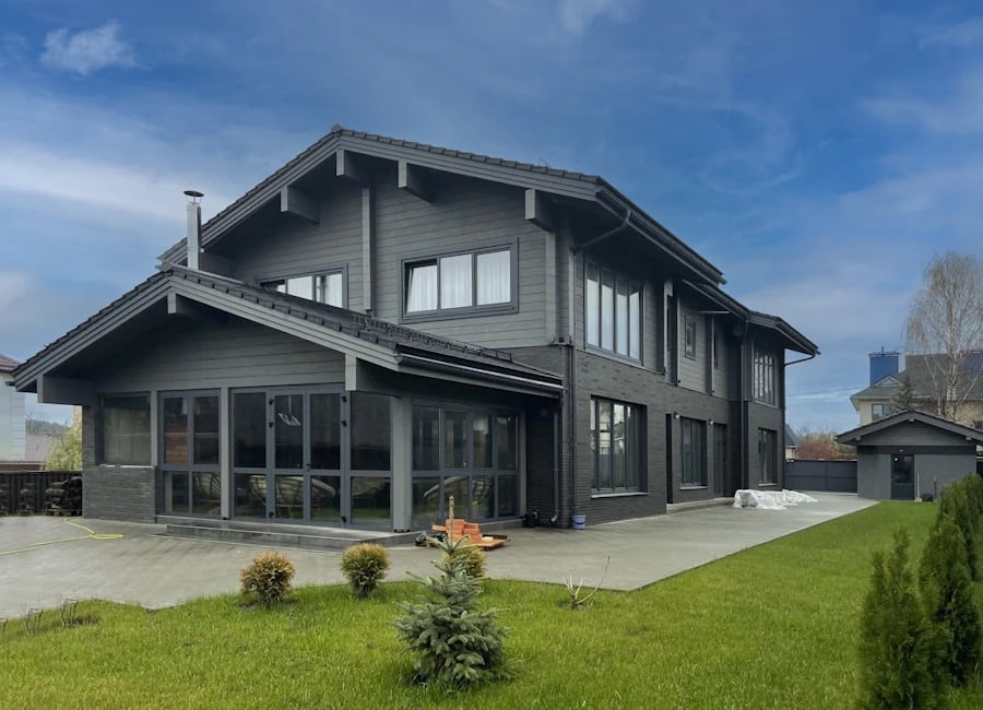 "Black Black" ist ein stilvolles und langlebiges Haus aus Holz und Ziegeln  