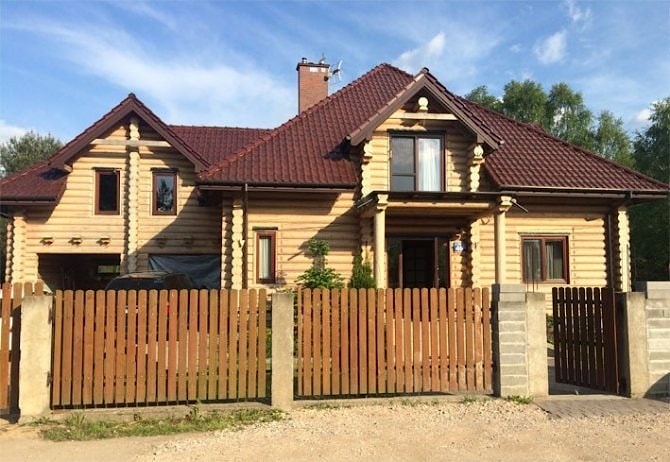 Überblick über zwei Holzhäuser in Polen
