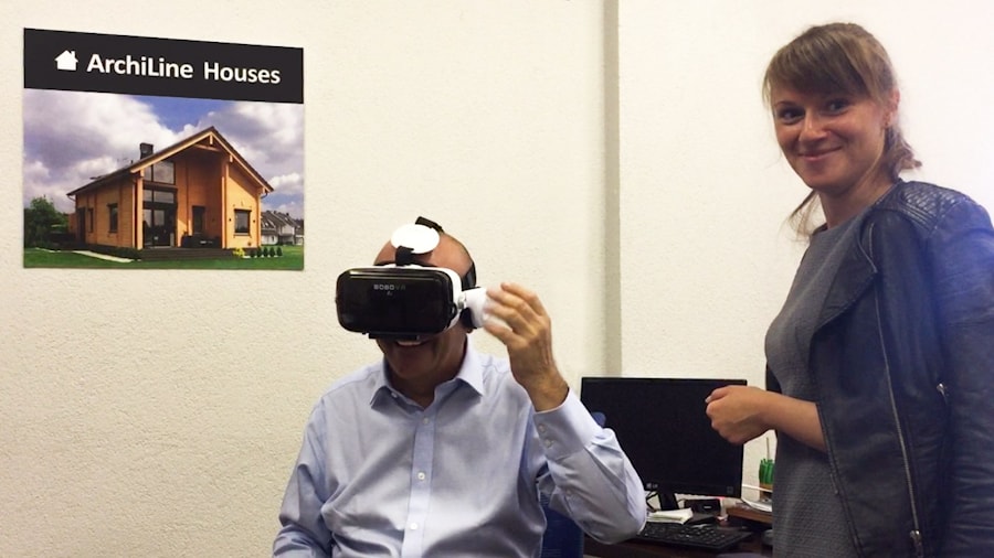 Die 3D-Tour der Holzhäuser "Mirage" und "White House" in Gläsern der virtuellen Realität im Büro von ArchiLine Wooden zu sehen. Klick hier!