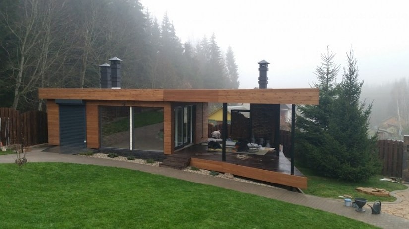 Holzhäuser mit einem Flachdach  