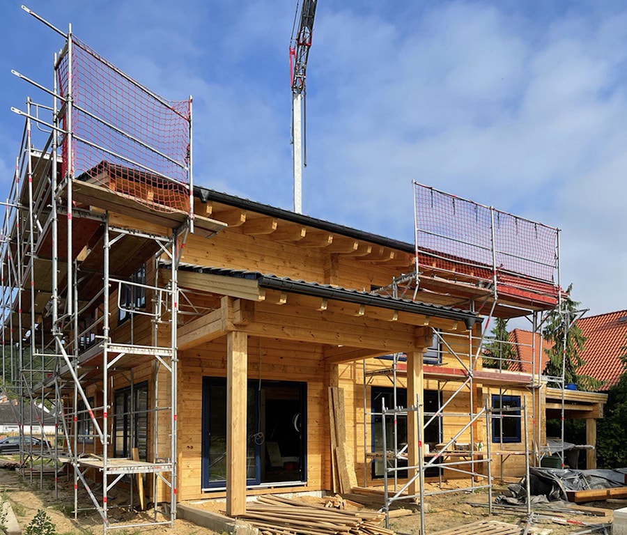 Bau eines Holzhauses durch Weißrussen in Deutschland, Hannover für Eugen Grunke, 2021  