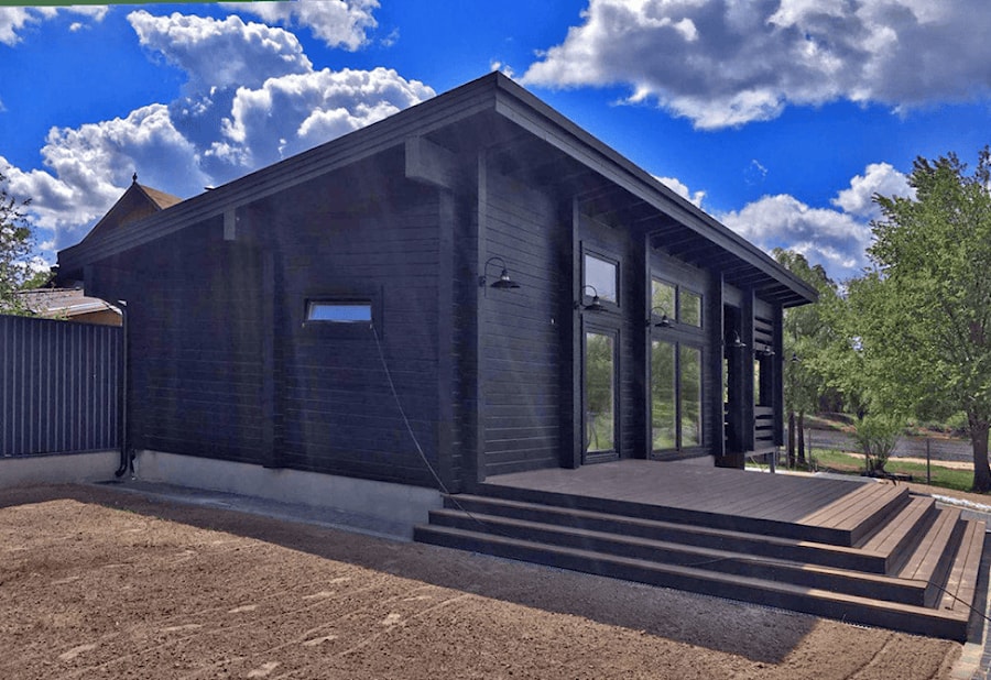 Schwarzes, modernes Holzhaus aus Holz mit Flachdach, Projekt "Schwarzer Stil"   