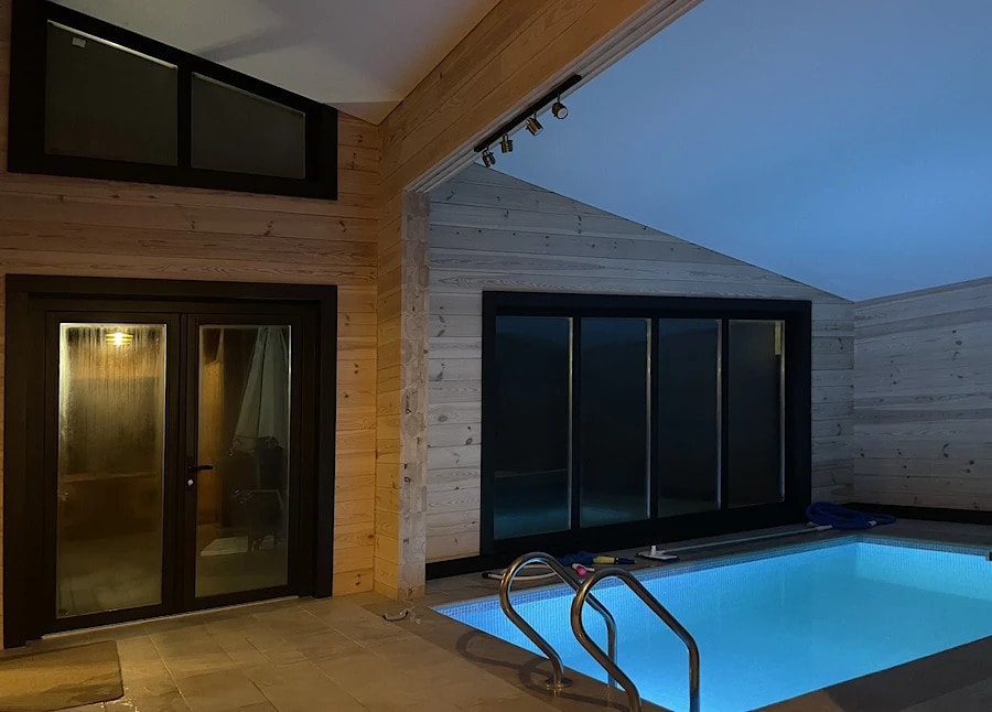 Holzhaus mit Bad und Pool  