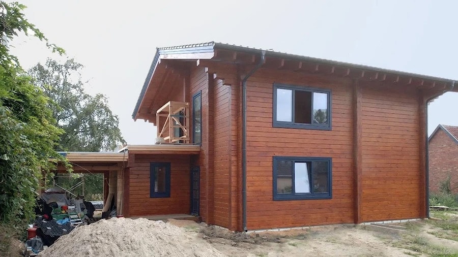 Video-Zeitraffer, wie man ein Holzhaus in Deutschland baut, das Projekt "Grünke" von der Firma Archiline  